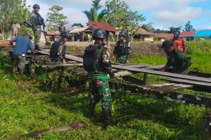 Transportasi Lancar Warga Bahagia, Prajurit Yonif R 514 Kostrad Perbaiki Inprastruksur Jalan Kampung Mumugu