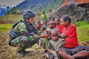 Wujud Bakti TNI, Satgas YR 321/GT Kostrad Gelar Perjamuan Kasih Untuk Masyarakat Distrik Mbua Papua Pegunungan