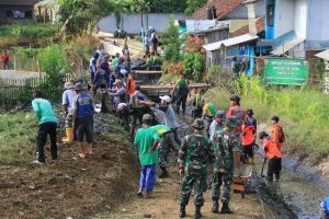 Mengatasi Kesulitan Rakyat, Brigif Raider 13 Divif 1 Kostrad Adakan Karya Bakti