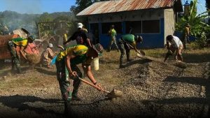 Capai Tujuan Binter, Prajurit Yonif PR 432 Kostrad Kerja Bakti Bersama Masyarakat