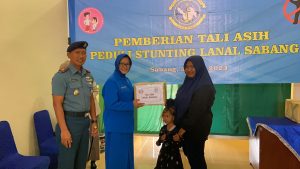 Dorong Penurunan Angka Stunting Di Kota Sabang, Lanal Sabang Selaku Bapak Asuh Anak Stunting Wilayah Balohan Serahkan Tali Asih
