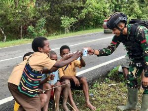 Tambah Gizi Dengan Susu Untuk Papua, Satgas Yonif R 321 Kostrad Bagikan Susu Gratis