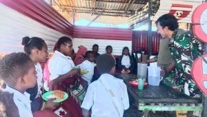 Tengkorak Ditunggu Warga Intan Jaya, Prajurit Yonif PR 305 Kostrad Program Borong Hasil Bumi