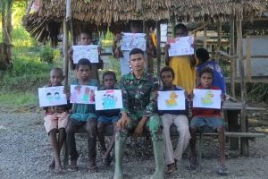 Latihan Penuh Warna, Prajurit Yonif R 754 Kostrad Ajak-Anak Anak Papua Mewarnai