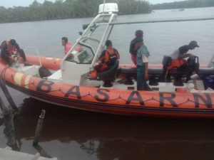 Posal Muara Kubu Bantu SAR 4 ABK Kapal Nelayan Tanpa Nama di Perairan Sungai Besar Kubu Raya