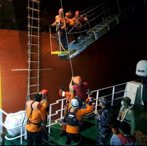 Sinergitas TNI AL Bersama Tim SAR Gabungan Evakuasi Crew Kapal MV. Glory Prosperity di Perairan Selat Benggala Provinsi Aceh