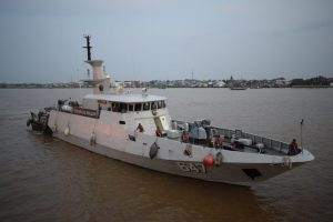Prajurit Lanal Palembang Sambut Kedatangan Kapal Perang Republik Indonesia (KRI) Parang-647 di Bumi Sriwijaya