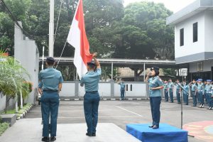 Komandan Lanal Bandung Pimpin Upacara Bendera dan Jam Komandan di Mako Lanal Bandung