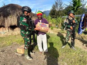Satgas Yonif R 303 Kostrad beri bantuan Sembako Kepada Warga Yang Mengalami Kedukaan di Distrik Ilaga Kabupaten Puncak