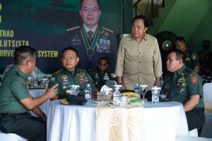 Kaskostrad Bersama Pangdivif 1 Kostrad Dampingi Kasad Tinjau Demontrasi Uji Peralatan TNI AD