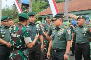 Pangkostrad Letjen TNI Maruli Simanjuntak, M. Sc., Dampingi Kasad Kunjungi Yonif Raider 323/BP Divif 1 Kostrad
