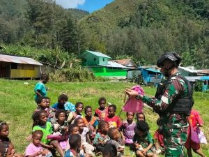 Semangat dan Ceria Anak Pedalaman Papua, Satgas Yonif R 303 Kostrad Bagikan Alat Tulis