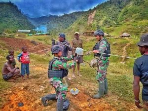 Terang di Bumi Papua, Satgas Yonif R 321 Kostrad Tambah Instalasi Listrik