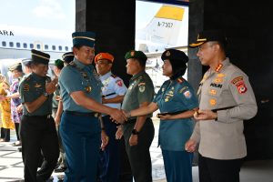 Komandan Lanal Bandung Sambut Kedatangan Panglima TNI di Lanud Husein Sastra Negara Bandung