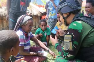 Sehat Warga Puncak Papua, Satgas Yonif R 303 Kostrad Layani Kesehatan Warga