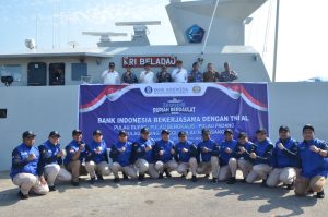 KRI Beladau-643 Kunjungi Pulau di Provinsi Riau Dukung Tim Ekspedisi Rupiah Berdaulat Bank Indonesia 2023