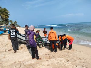 TNI AL Lanal Bengkulu Dalam Tim SAR Gabungan Lanjutkan Pencarian Korban Tenggelam di Pantai Penyenjangan Kabupaten Kaur