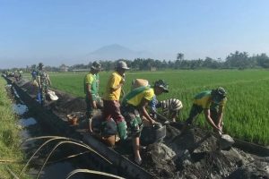 Teritorial Prajurit TNI Dinikmati Masyarakat, Prajurit Brigif PR 18 Kostrad Perbaiki Jalan Desa