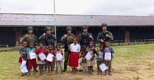 Pacu Semangat Belajar Anak Papua, Satgas Yonif R 321 Kostrad Bagikan Seragam Sekolah Gratis