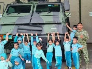 Berfoto Ria di Depan Ranpur, Siswa TK Islam Tegar Beriman Bertandang Ke Yonarmed 10 Kostrad