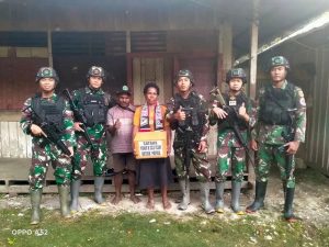 Sembako Membawa Senyum di Beoga, Satgas Yonif R 303 Kostrad Bagikan Sembako