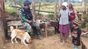 Dekati dan Rangkul Warga Puncak Papua, Yonif R 303 Kostrad Komsos ke Honai