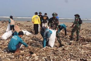 Nanggala Sisir Pantai Telanca Sukabumi, Yonarmed 13 Kostrad Lestarikan Pantai Selatan