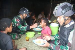 Sederhana Tidak Mengurangi Kebersamaan, Prajurit Yonif R 303 Kostrad Makan Bersama di Honai
