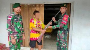 Satgas Pamtas RI-Malaysia Yonarmed 10 Kostrad Terima Senjata Jenis Rakitan dari Masyarakat