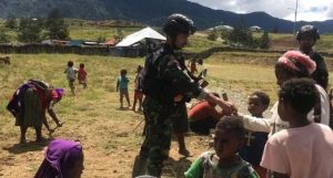 Senyum Anak Papua Bersama TNI, Satgas Yonif R 303 Kostrad Berbagi Makanan