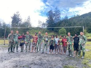 Jalin Silaturahmi dan Pacu Semangat berolahraga, Satgas Yonif Raider 303 Kostrad berikan Bola voli dan Net Pemuda di Puncak