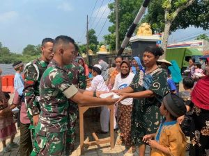 Manunggal TNI Bersama Rakyat Semakin Dirasakan, Yonif M 318 Kostrad Berbagi di Hari Jumat