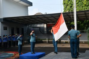 Komandan Lanal Bandung Pimpin Upacara Bendera Tujuh Belasan