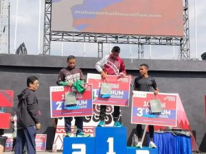 Berprestasi di Jalanan, Pelari Yonif PR 431 Kostrad Juara 10K Makasar Half Marathon