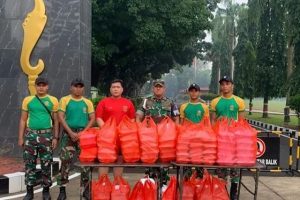 Ringankan Kesusahan Berbagi Kebahagiaan, Jumat Berkah Prajurit PR 17 Kostrad