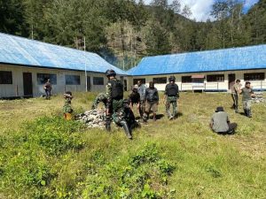 Prajurit Kostrad Sasar Sekolah, Antusias Warga Puncak Papua Bersama Satgas Yonif R 303 Kostrad
