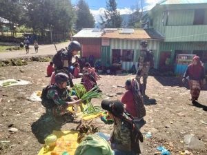 Hasil Bumi Ludes Oleh Prajurit Kostrad, Satgas Yonif R 303 Kostrad Borong Jualan Mama-Mama