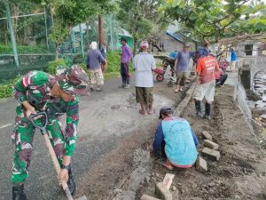 Jaga Lingkungan Pantai, Prajurit Yonarmed 1 Kostrad Bangun Talud Jalan Bersama Warga