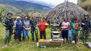 Hasil Bumi Tradisional Menjadi Modern, Satgas Yonif R 321 Ajarkan Makanan Olahan di Bumi Papua