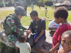 Sehat di Kampung Sinak, Satgas Yonif R 303 Kostrad Berikan Layanan Kesehatan Gratis