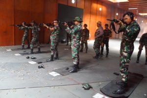 LANTAMAL III JAKARTA LAKSANAKAN LATIHAN MENEMBAK SENAPAN LARAS PANJANG JENIS SS2