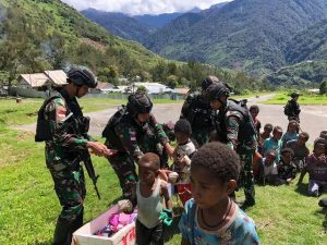 Sederhana Tidak Mengurangi Kebahagiaan, Nasi Bungkus Dari Prajurit Untuk Masyarakat Beoga