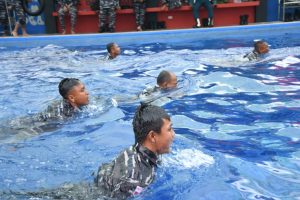 Latih dan Jaga Kebugaran Jasmani, Prajurit Lanal TBA Laksanakan Renang Militer
