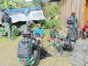 Manunggal TNI Dengan Masyarakat Puncak Papua Semakin Lekat, Satgas Yonif R 303 Kostrad Gencarkan Komsos