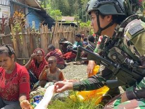 Bantu Menggerakkan Roda Perekonomian, Satgas Yonif Raider 303 Kostrad Borong Hasil Bumi Masyarakat