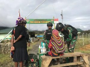 Tak Kenal Lelah, Personel Kesehatan Pos Satgas Yonif Raider 303 Selalu Sigap Melayani Masyarakat yang Datang Berobat