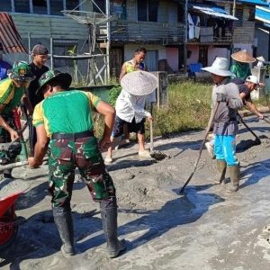 Satgas Pamtas RI-Malaysia Yonarmed 10/Bradjamusti bersama Masyarakat Perbaiki Jalan Utama Dusun Langau yang Rusak