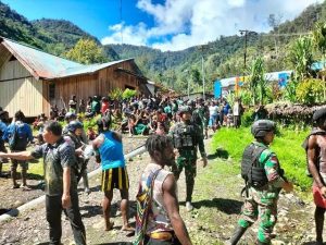 Prajurit Satgas Yonif Raider 303 Kostrad dikerahkan Membantu Distribusi Logistik kepada Masyarakat Distrik Beoga