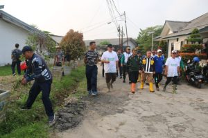 Jaga Kebersihan Lingkungan, Prajurit Pangkalan TNI Angkatan Laut (Lanal) Palembang Laksanakan Gotong Royong di Komplek Arafuru