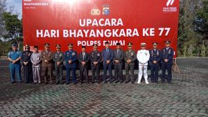 Wujud Sinergitas TNI-POLRI, Pangkalan TNI AL Dumai Beserta Jajaran Ikuti Upacara dan Ucapkan Selamat Hari Bhayangkara Ke-77 Tahun 2023